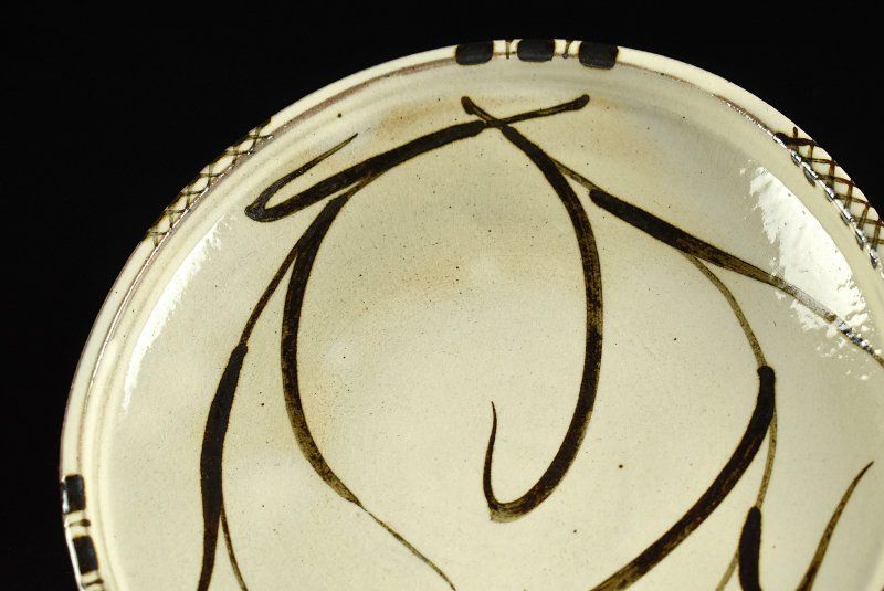 蔵A4179g】絵唐津 粉引 十三代 中里太郎右衛門窯 中皿 六寸皿 共箱 蔵A4179g】絵唐津 粉引 十三代 中里太郎右衛門窯 中皿 六寸皿 共箱