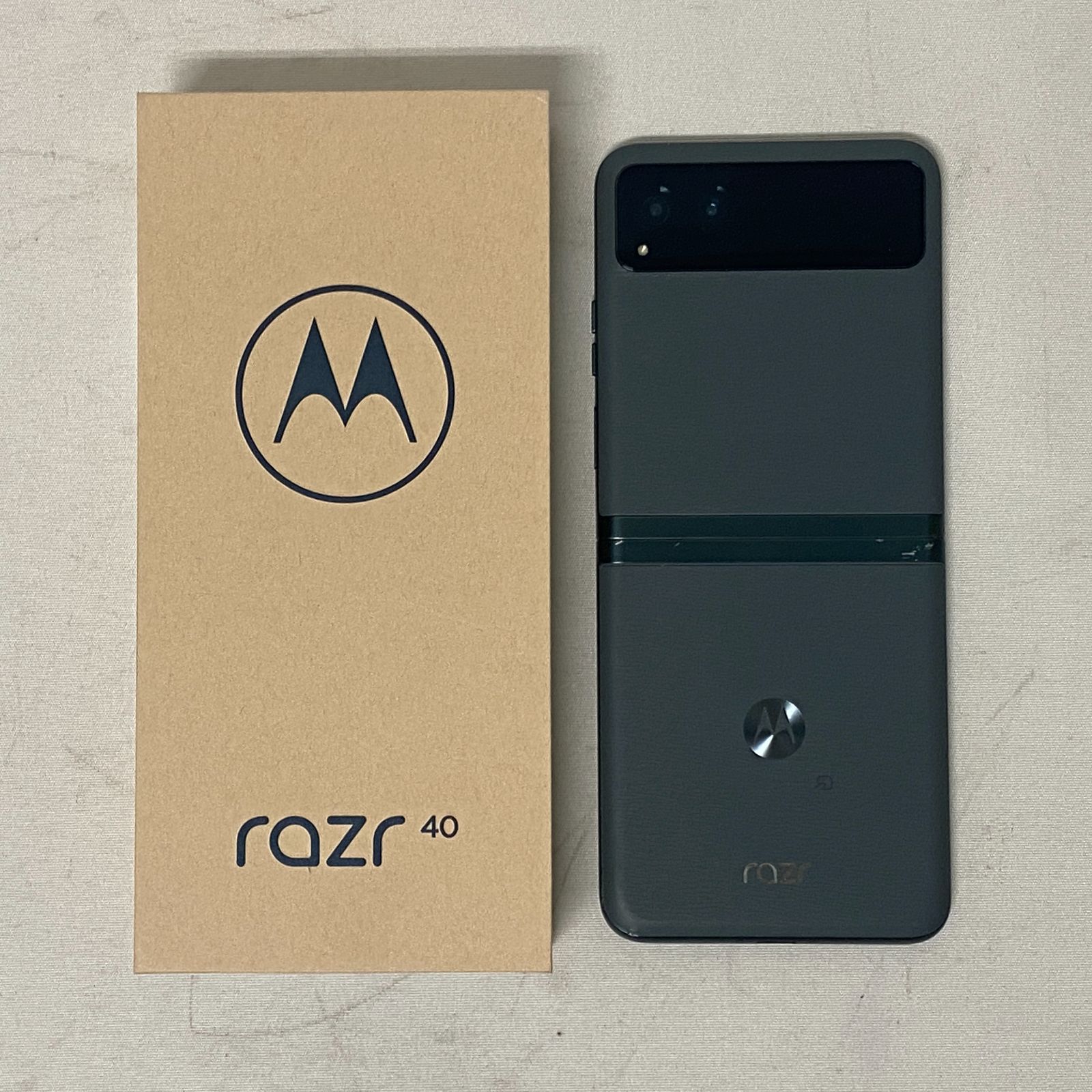浜館70-628】 【店舗併売品】 motorola razr 40 SIMフリー セージ 