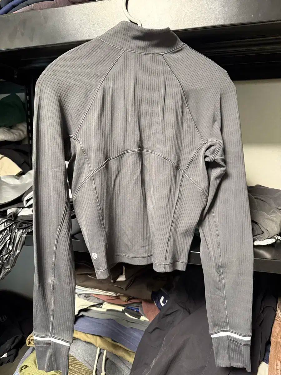 ルルレモン イッツルルリブドクロップドハーフジップアップ ヨガマット 室内トレーニング