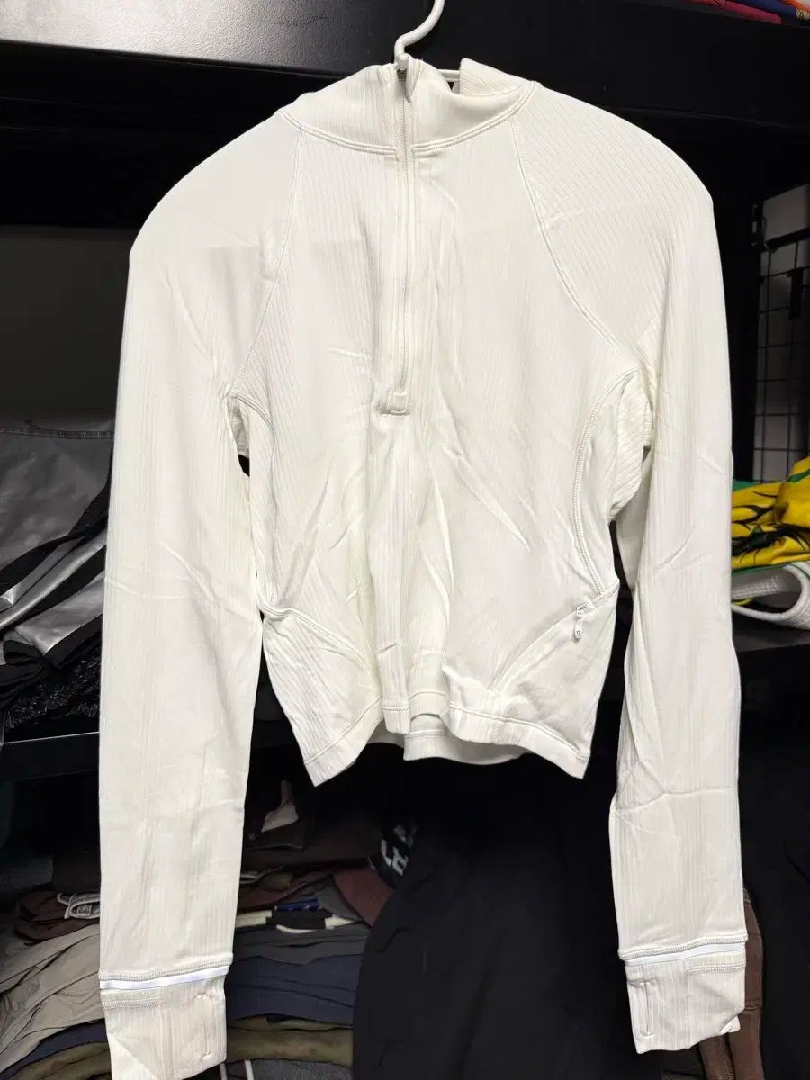 ルルレモンイッツルルリブドクロップドハーフジップアップ