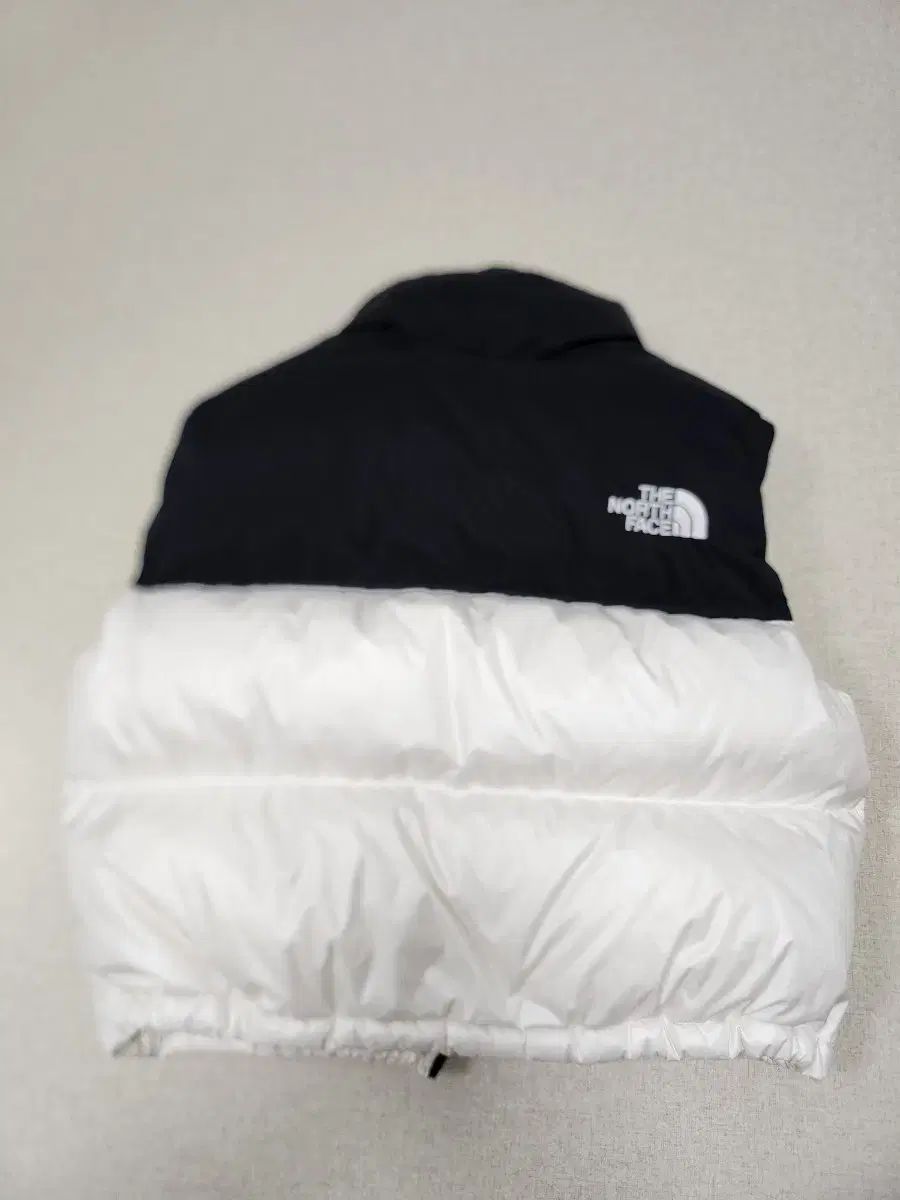 THE NORTH FACE ザノースフェイス ヌプシ白 ブラック ダウンベスト L
