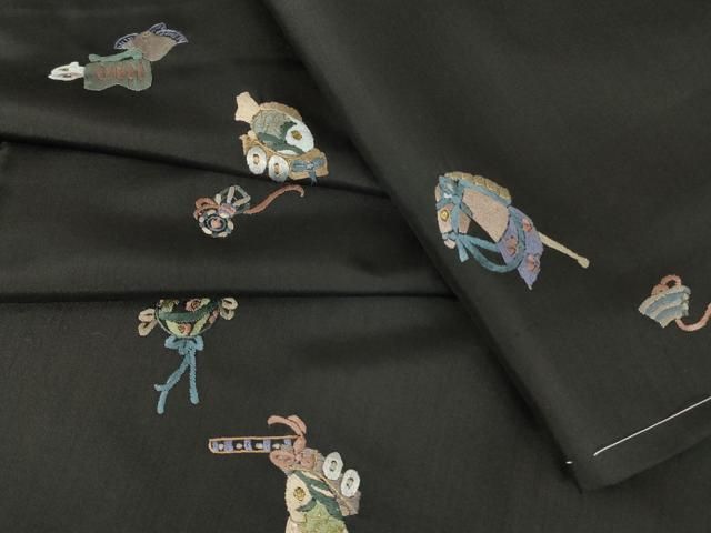 平和屋着物●本場縞大島紬 総刺繍 玩具文 黒地 金糸 正絹 ♥ DAAX3779az