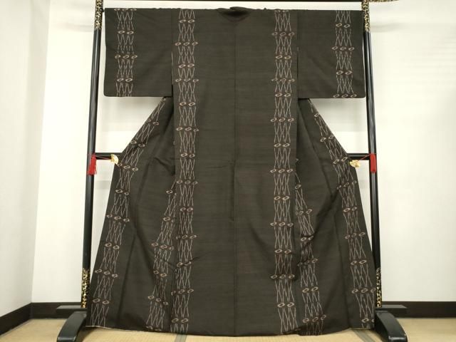 平和屋着物●国指定重要無形文化財 本場久米島紬 手織 幾何学間道 正絹 AABC5639ck