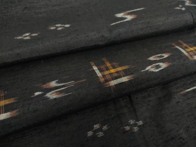 平和屋着物●国指定重要無形文化財 本場久米島紬 手織 トゥイグヮー 黒地 正絹 DAAY1814ps