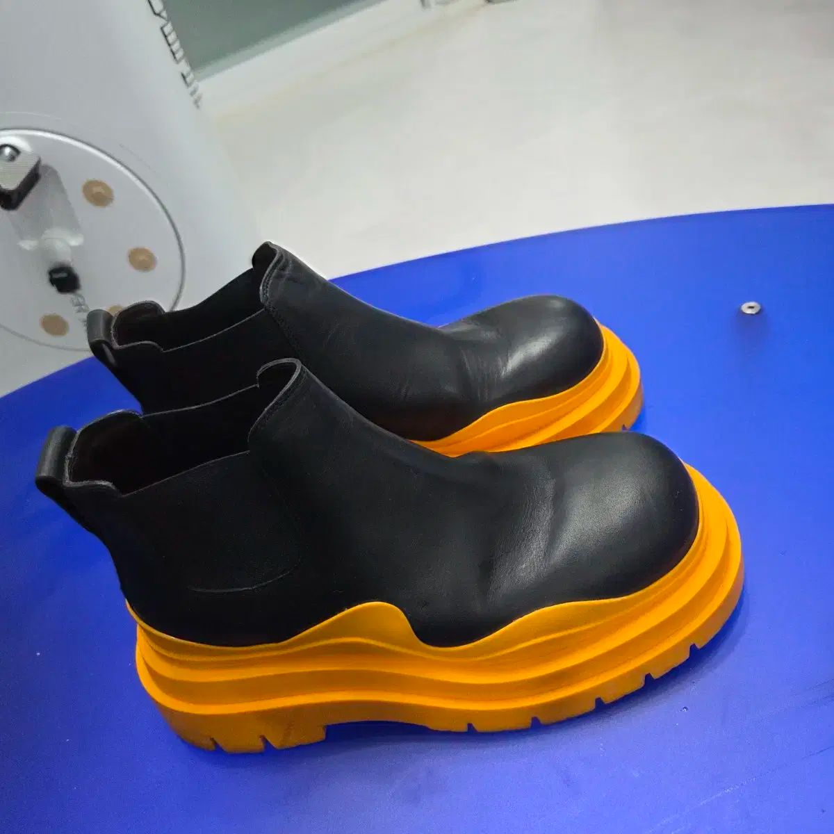 ボッテガ ヴェネタ タイヤ チェルシーブーツ ミドル 260