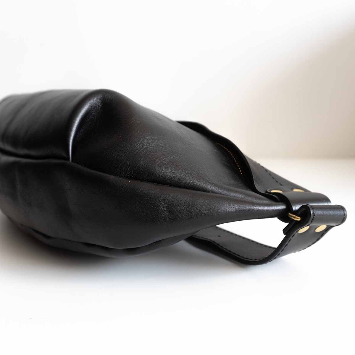 美品】 HERZ ヘルツ 【三日月ボディバッグ(F-6)】ブラック レザー 