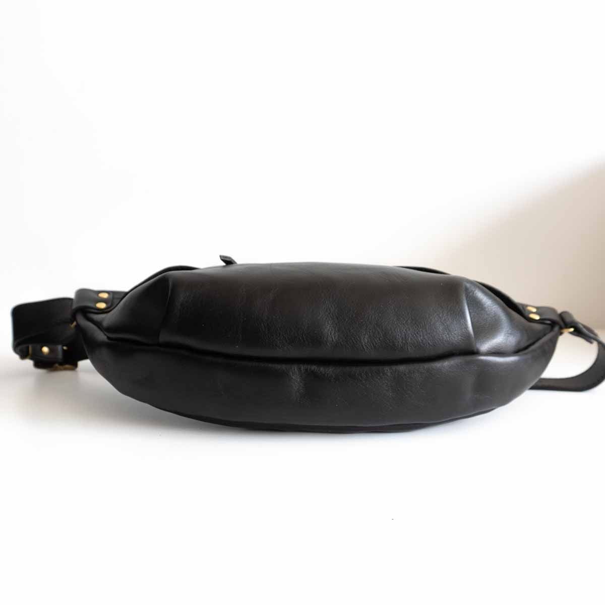 HERZ ヘルツ 三日月ボディバッグ F-6 ブラック レザー 25101007