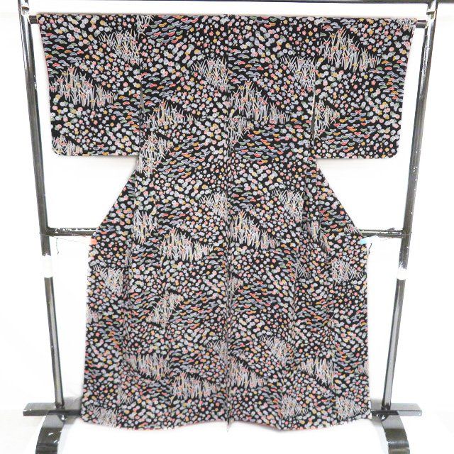 特選 小紋 着物 正絹 袷 カジュアル 縮緬地 栗山吉三郎 花模様 黒色 多色 身丈161.5cm 裄64cm M きもの北條 A1291-3