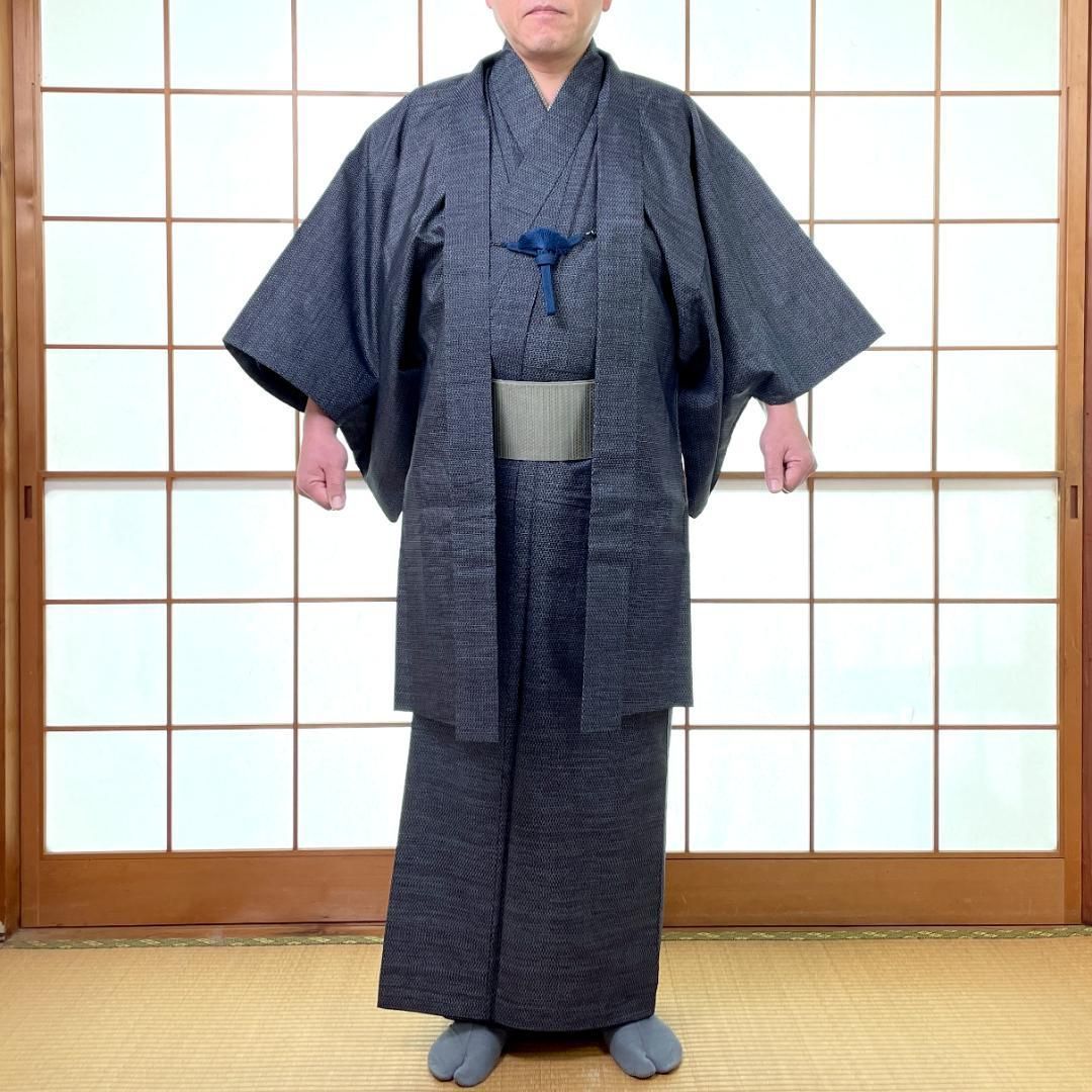  メンズ大島紬 着物 羽織 羽織紐 3点セット 袷 正絹 亀甲柄 濃紺 身長173 cm前後 男着物 kimonolove リユース品 オゾン消臭サービス A-2094 着物セット 着物 浴衣