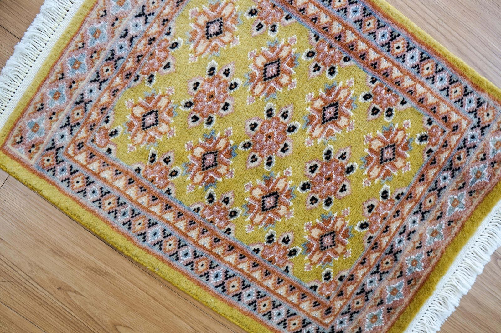 財運アップ祈願】パキスタン絨毯 ウール手織り 大壺 咲きこぼれる花 鳥