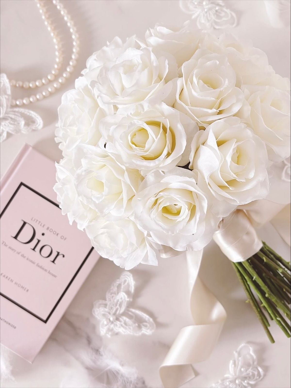 ホワイトローズのクラッチブーケ ウエディングブーケ ブートニア付き 造花