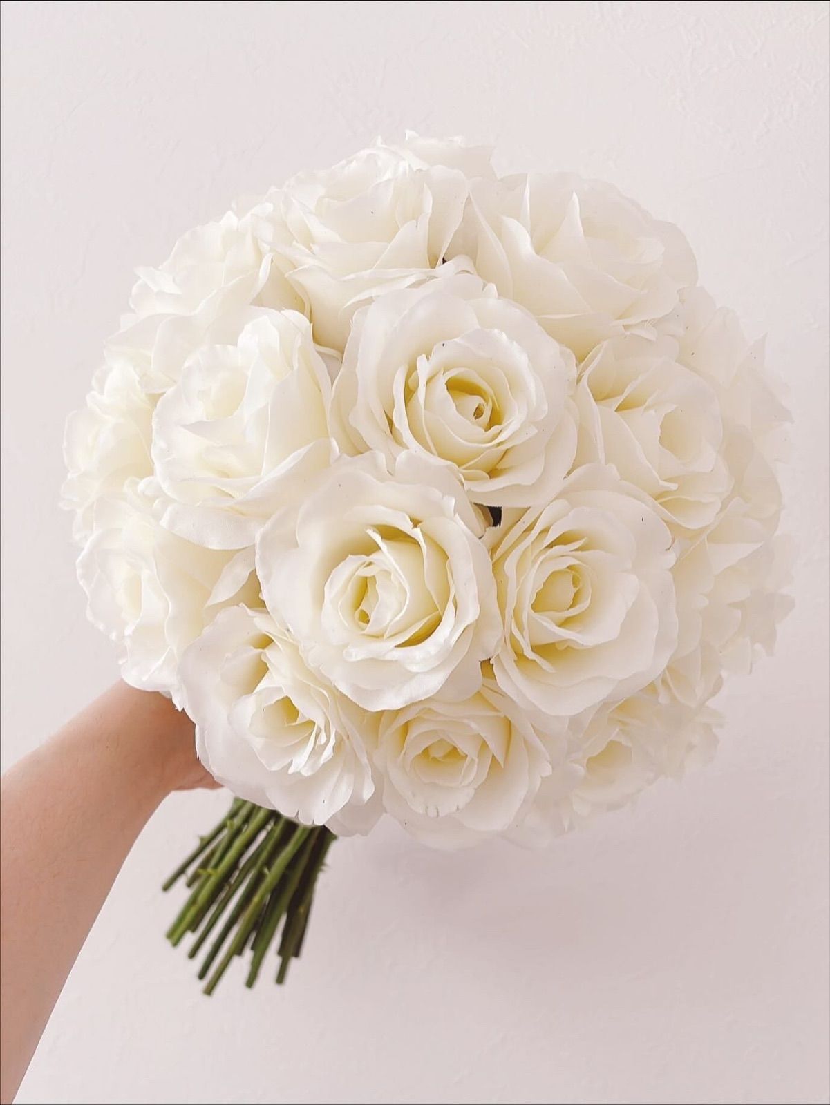 ホワイトローズのクラッチブーケ