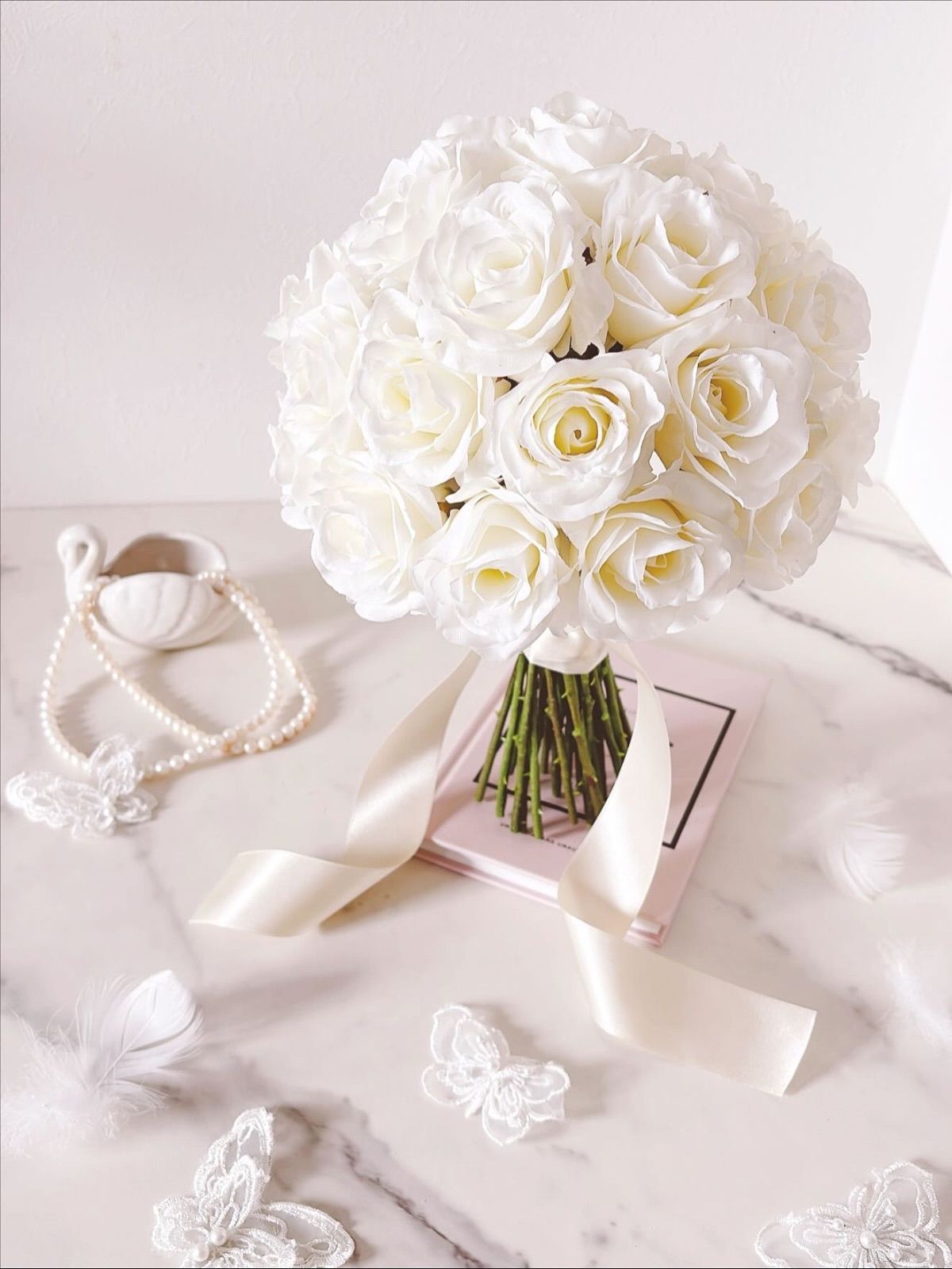 ホワイトローズのクラッチブーケ ウエディングブーケ ブートニア付き 造花