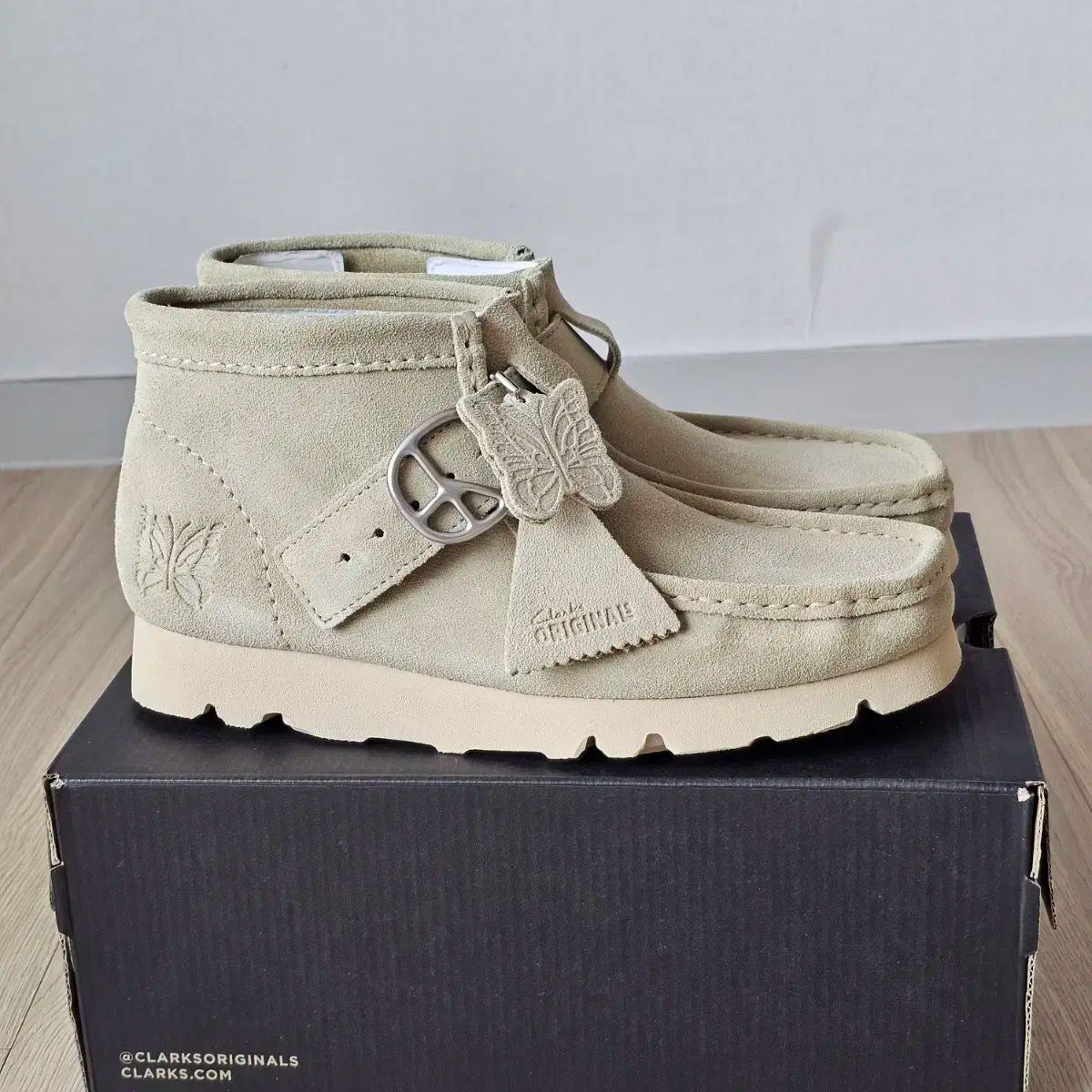 235 クラークス ニードルズ ワラビー ストラップ ブーツ メイプル スウェード