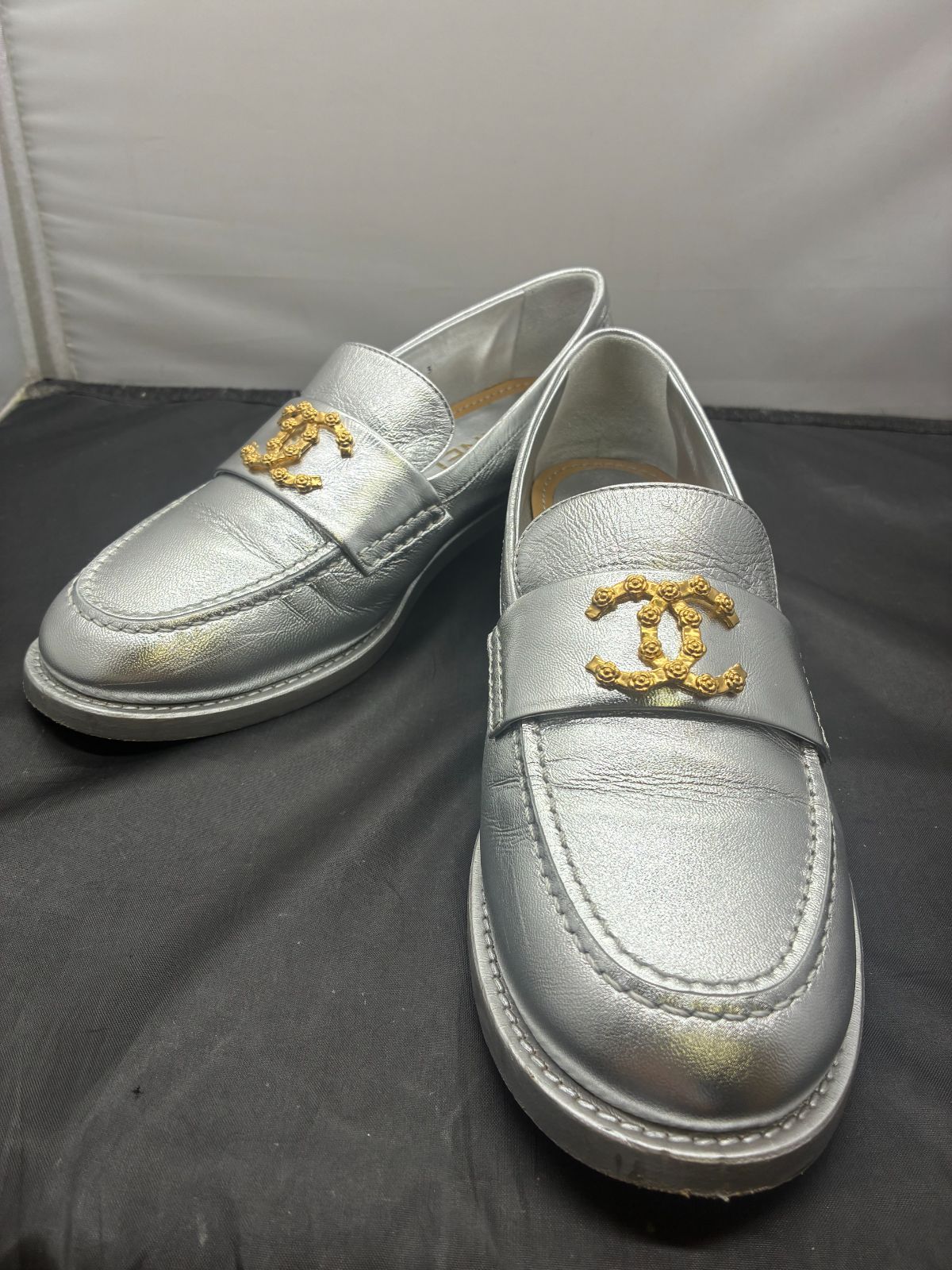 CHANEL ローファー シルバー カメリアココ 24SS D25071497