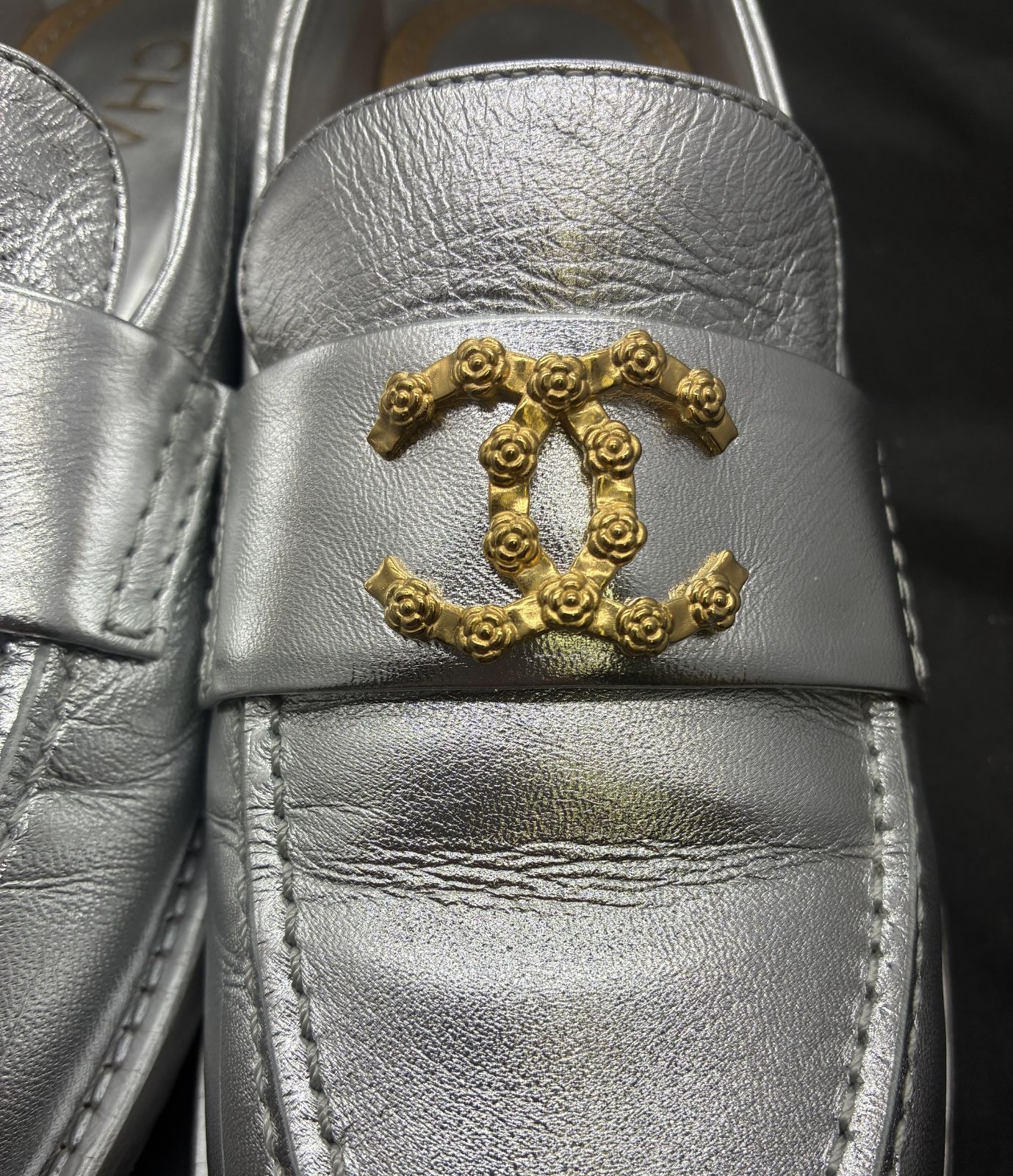  CHANEL ローファー シルバー カメリアココ 24 SS ローファー 革靴 靴