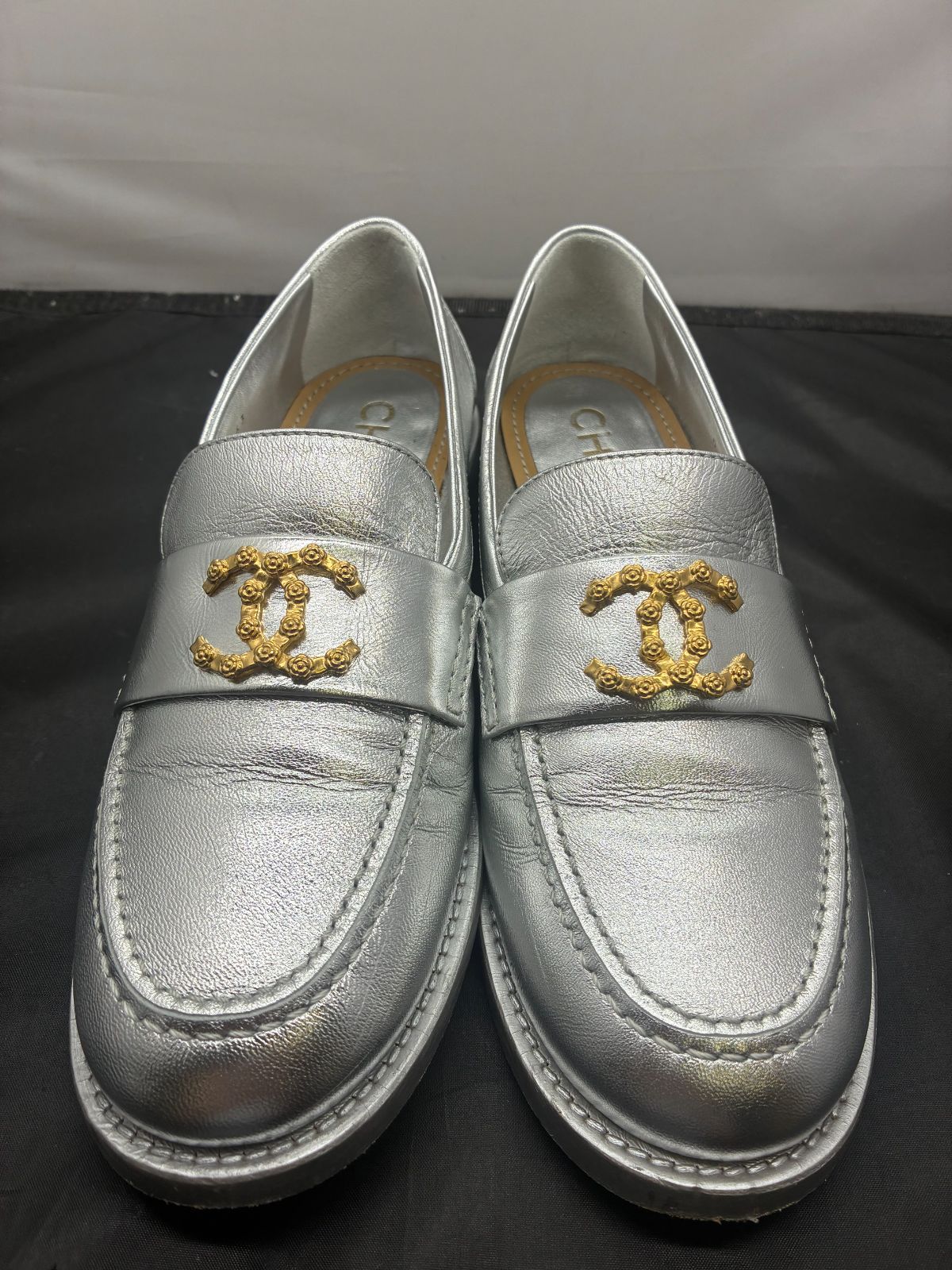 CHANEL ローファー シルバー カメリアココ 24SS D25071497