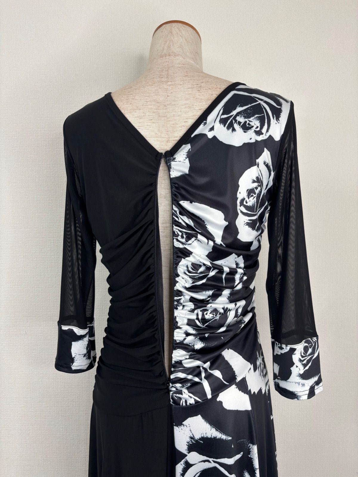 ブラック×ホワイト 衣装