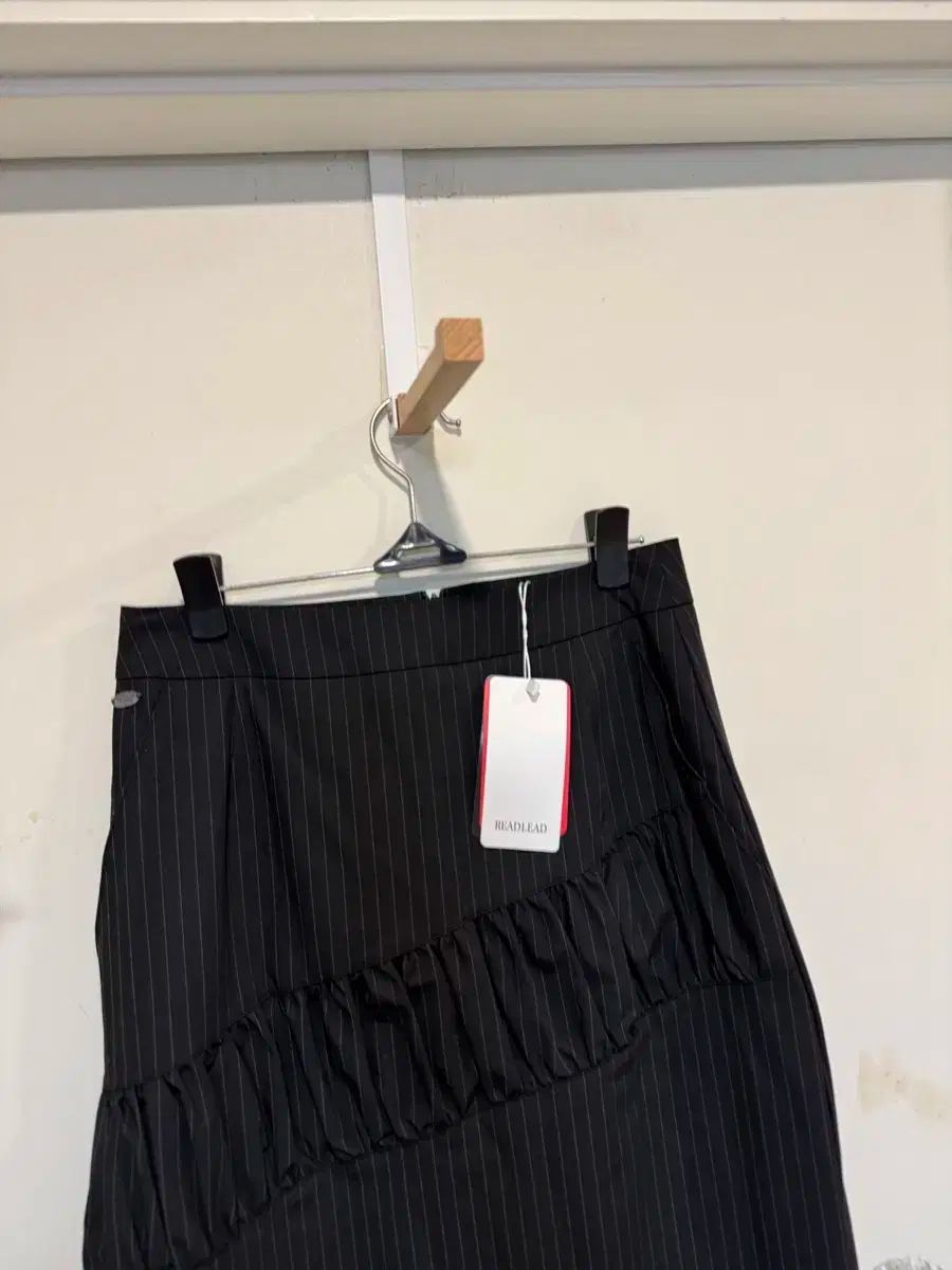 リー レッド フローレ シャーリング スカート_ブラック GULLKHAN_COM