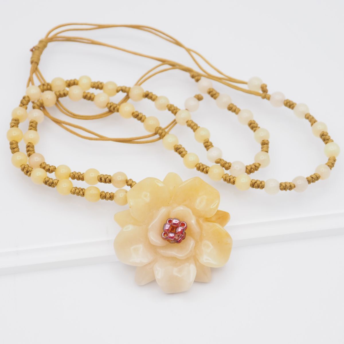 H564 黄翡翠? ヒスイ? ネックレス 花彫刻 紐 デザイン アンティーク