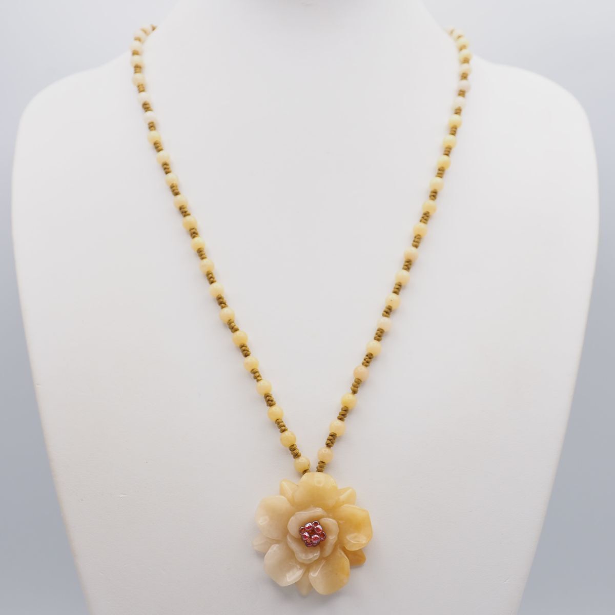 H564 黄翡翠? ヒスイ? ネックレス 花彫刻 紐 デザイン アンティーク