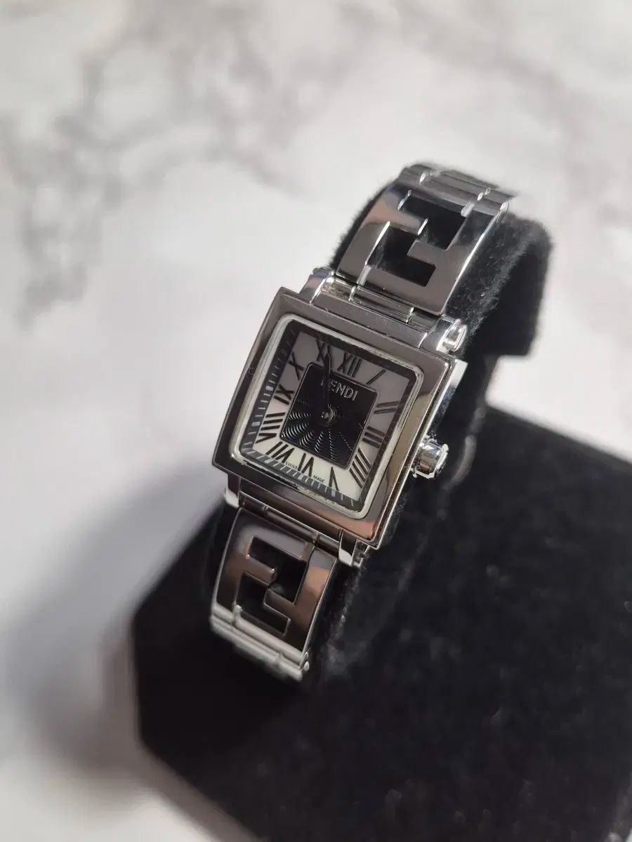 FENDI フェンディ シルバー FF ロゴ ブレスレット 螺鈿ダイアル