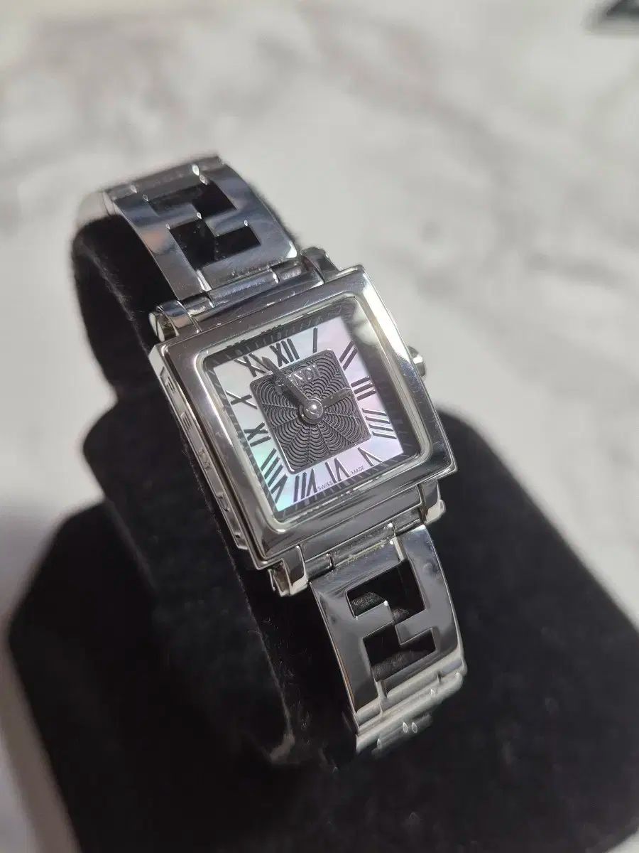 FENDI フェンディ シルバー FF ロゴ ブレスレット 螺鈿ダイアル