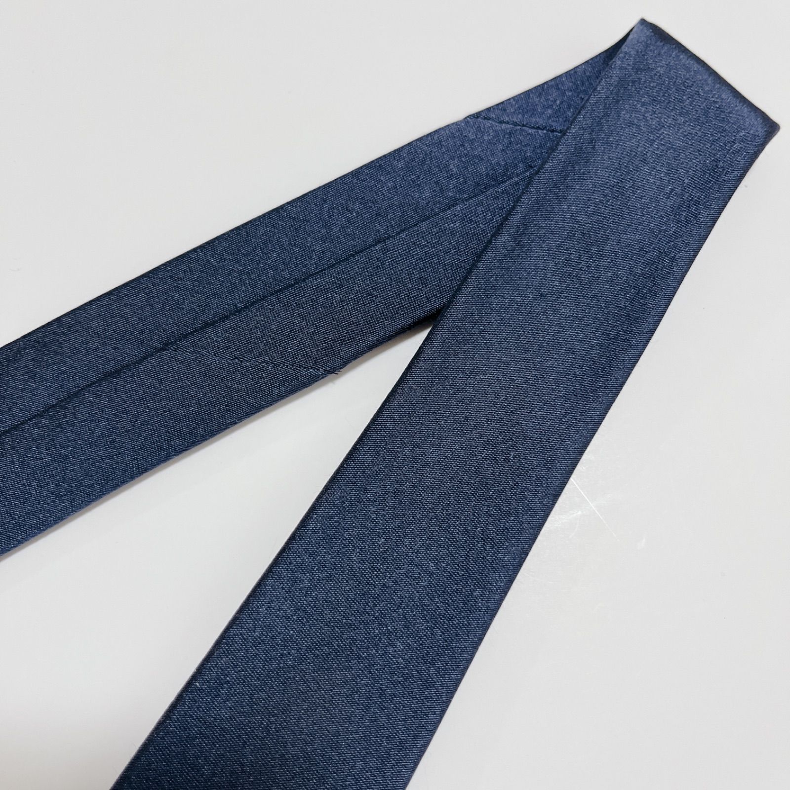 美品 ディオールオム ネクタイ ハイブランド ソリッドタイ 無地 光沢 希少 紺 美品 ディオールオム ネクタイ ハイブランド ソリッドタイ 無地