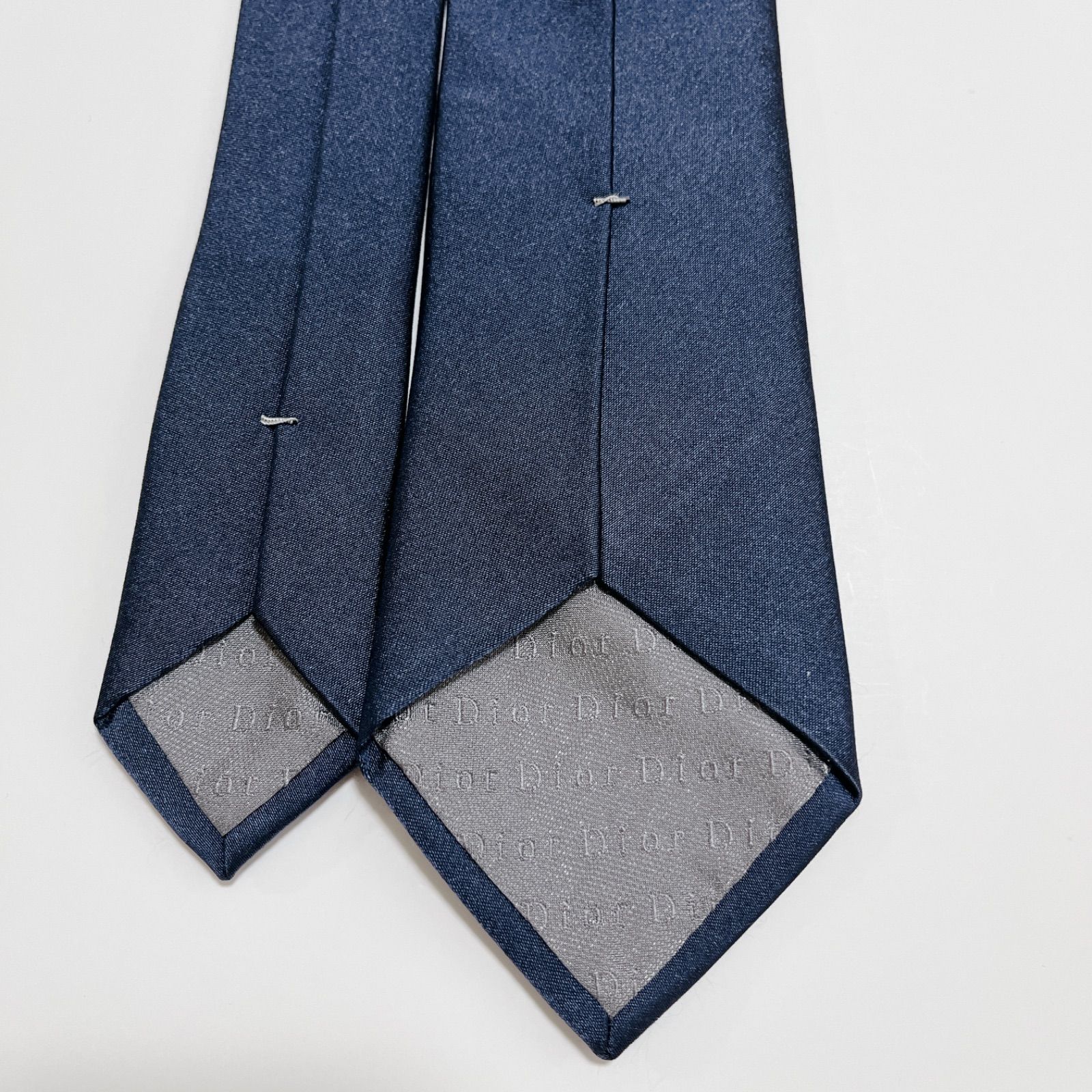 美品 ディオールオム ネクタイ ハイブランド ソリッドタイ 無地 光沢 希少 紺 美品 ディオールオム ネクタイ ハイブランド ソリッドタイ 無地 光沢