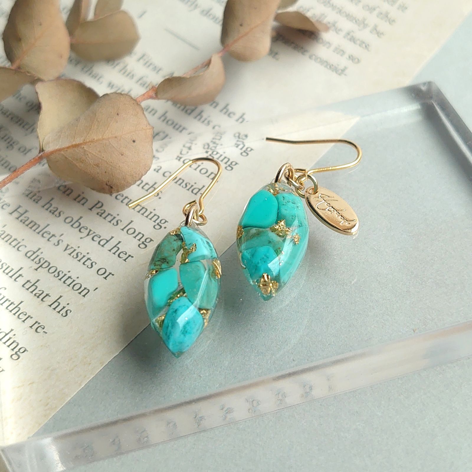 ターコイズ ブルー さざれ天然石 レジンの揺れるつやつや宝石ピアス