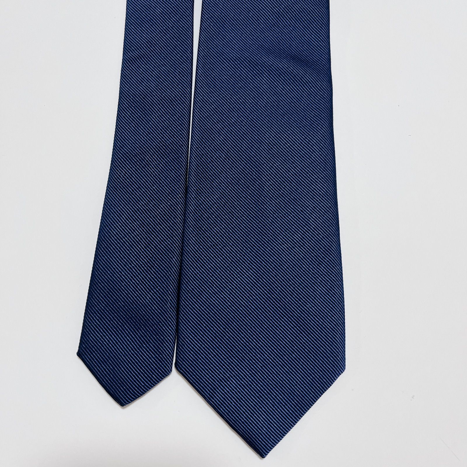 美品 ドレイクス ネクタイ ハイブランド ソリッドタイ 無地 光沢 希少 紺色 美品 ドレイクス ネクタイ ハイブランド ソリッドタイ 無地 光沢 希少