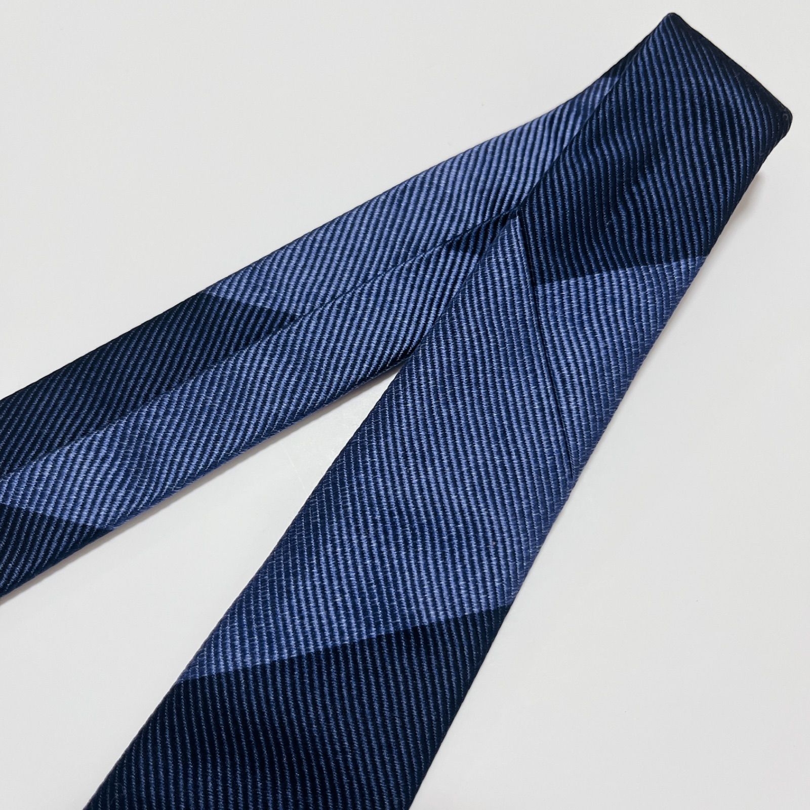 【美品】ビームスエフ　ネクタイ　ストライプ　濃いブルー BEAMS F（ビームスF）シルク ストライプ ネクタイ（スーツ・ネクタイ