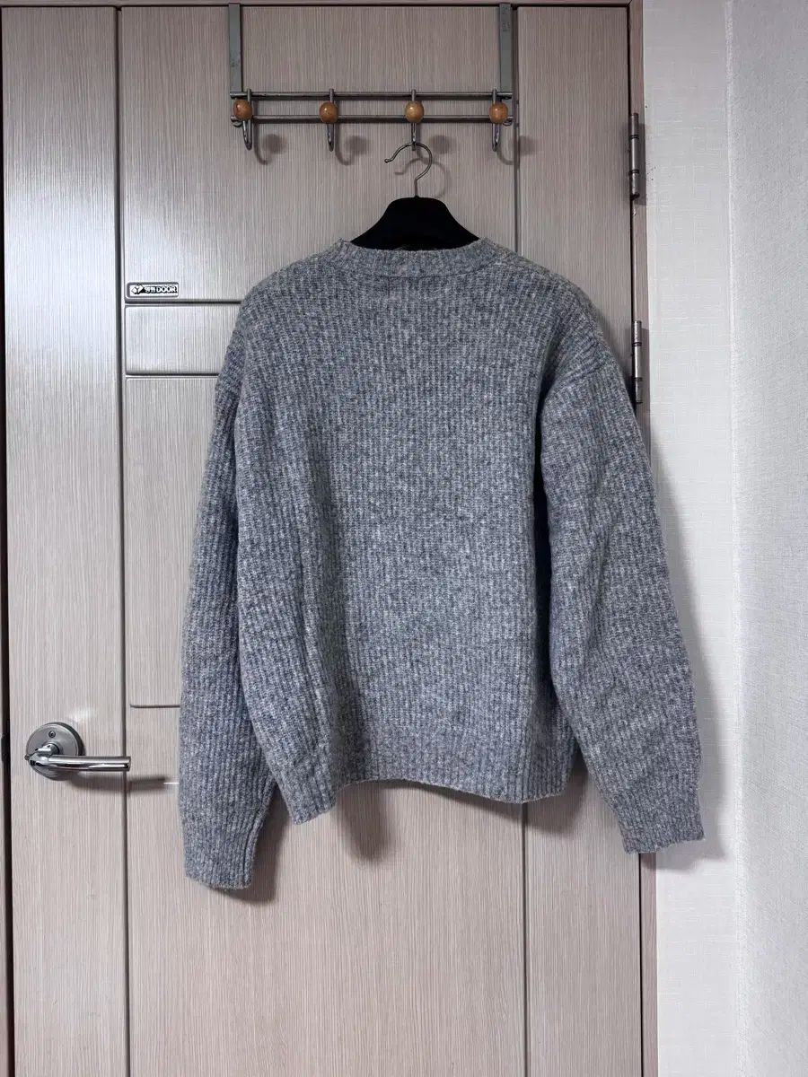 ポーカーフェイス コンフォート ラウンドネック ニット ライトグレー 50