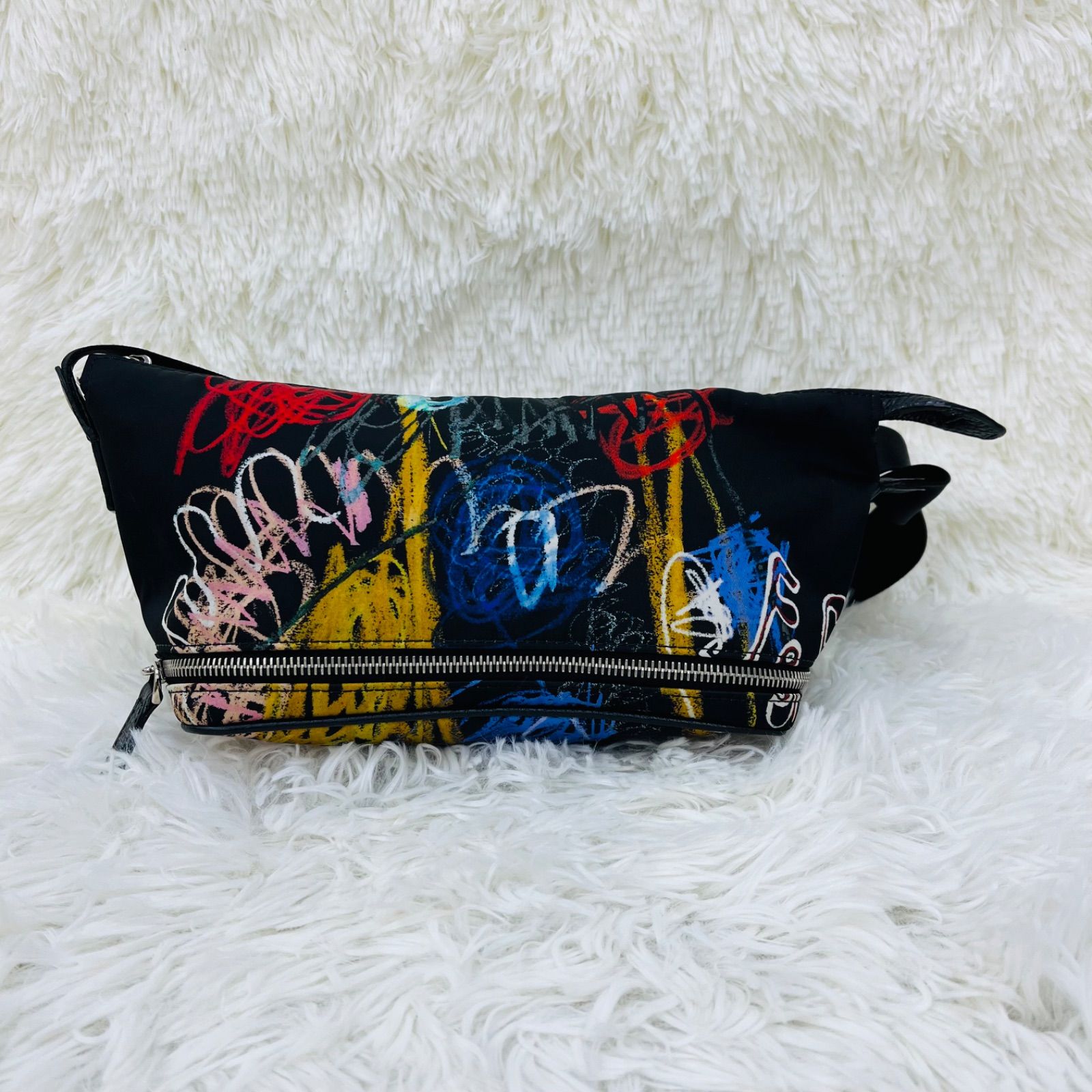 FENDI フェンディ ボディーバッグ ロゴ 切れ返しレザー グラフィティー