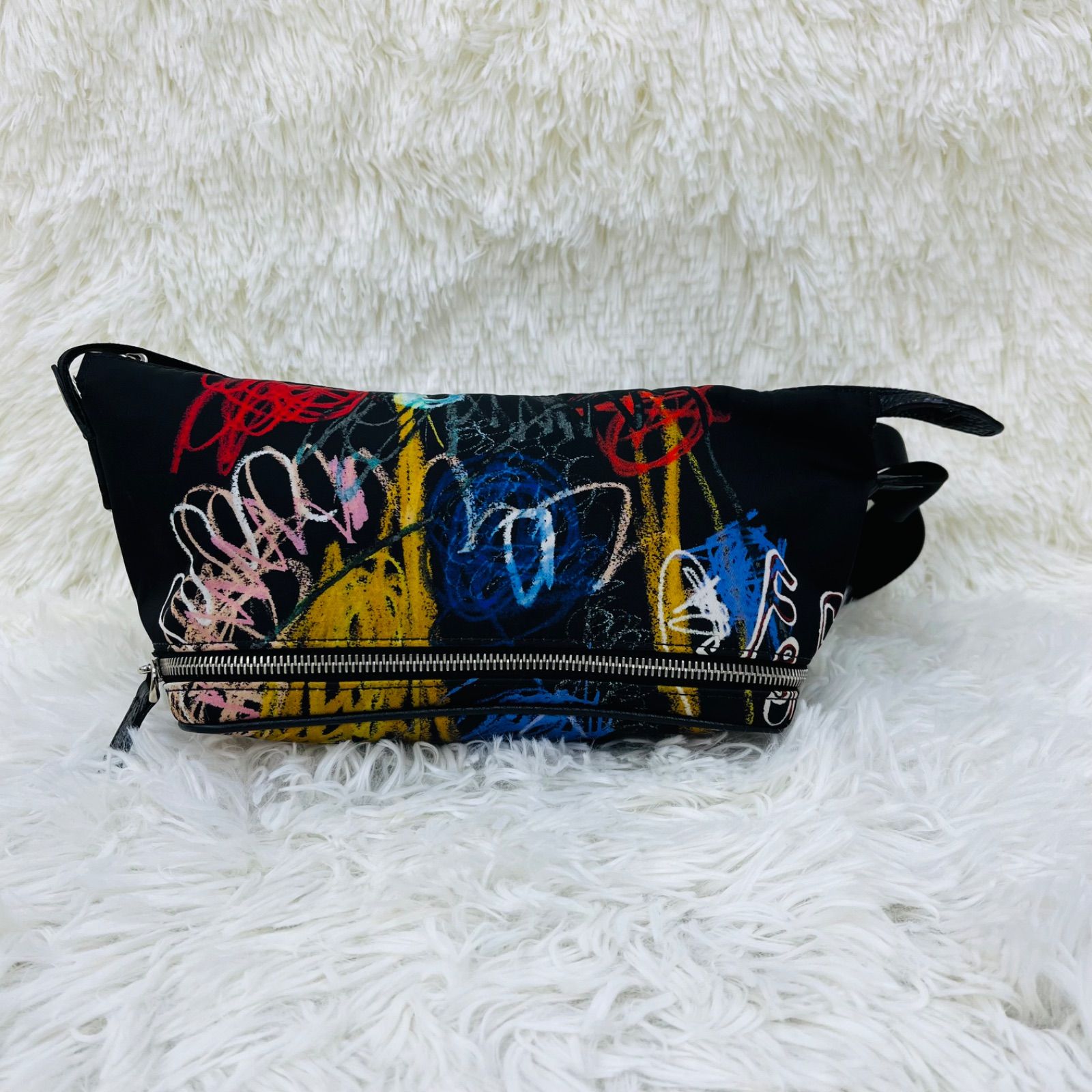 FENDI フェンディ ボディーバッグ ロゴ 切れ返しレザー グラフィティー