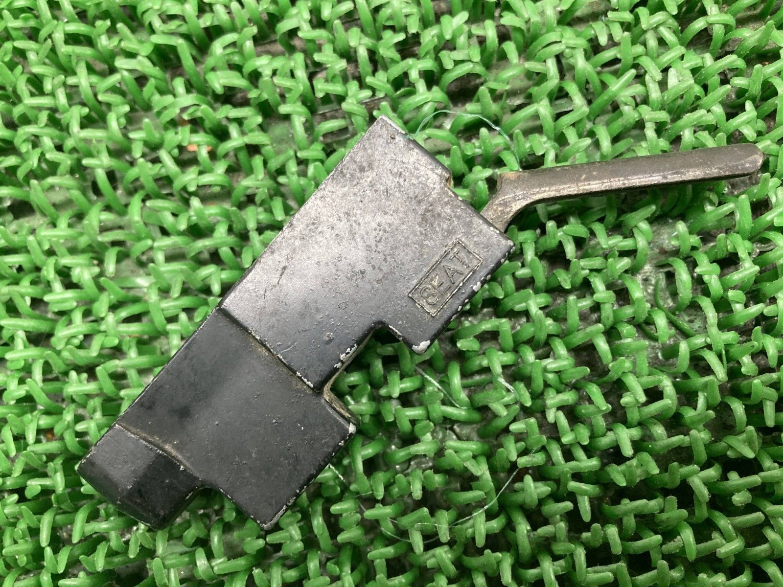 RZ250R シートロック ヤマハ 純正 中古 バイク 部品 29L 当時物 曲がり無し 品薄 希少品 車検 Genuine hR