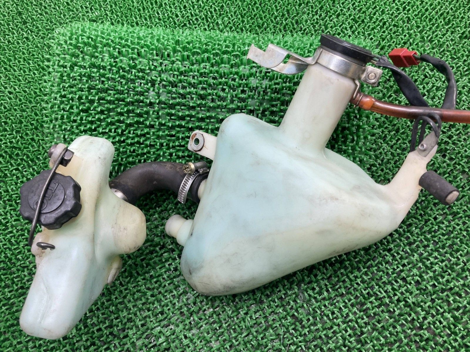 NSR250R リザーバータンク ホンダ 純正 中古 MC18 オイルタンク リザーブタンク オイルレベルゲージ 修復素材に 品薄 yQ