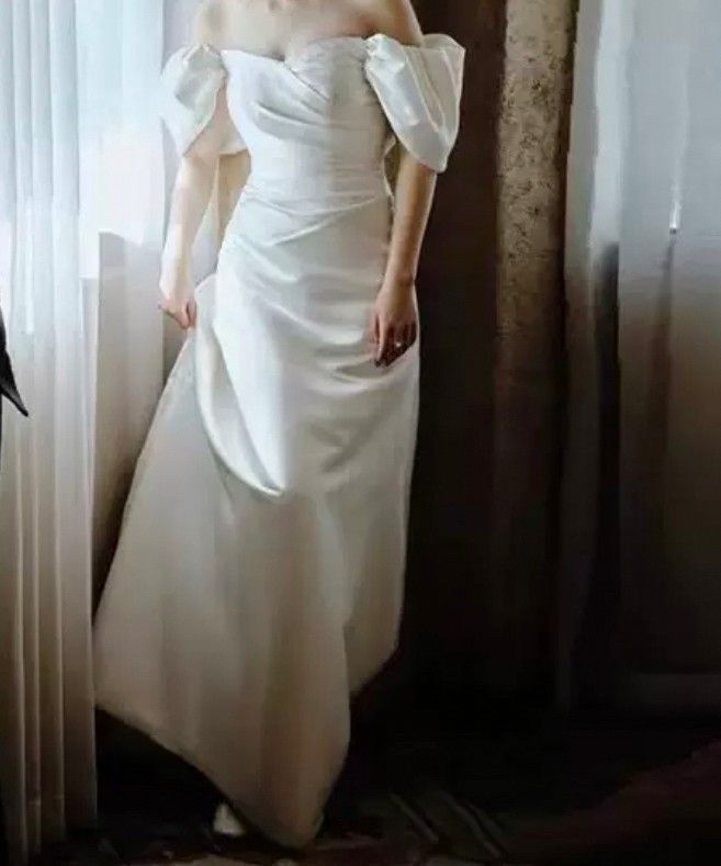 ウェディングドレス パフスリーブ フリルバッグ