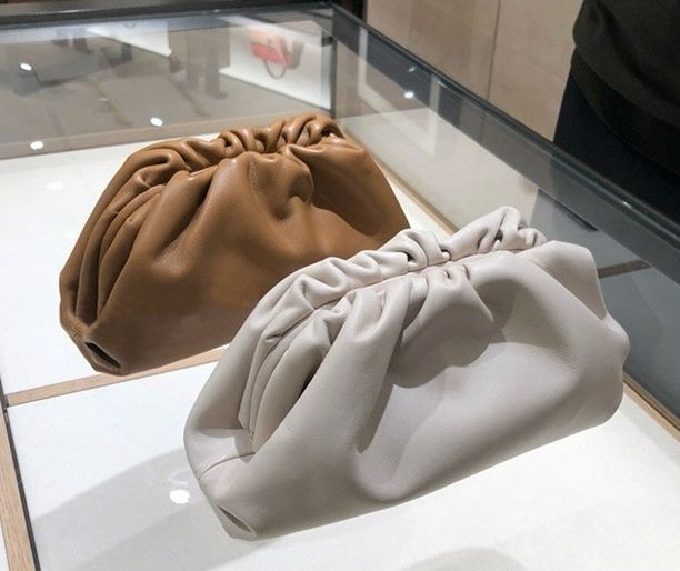 レザー クラッチバック 上品 ミドルサイズ ショルダーバック