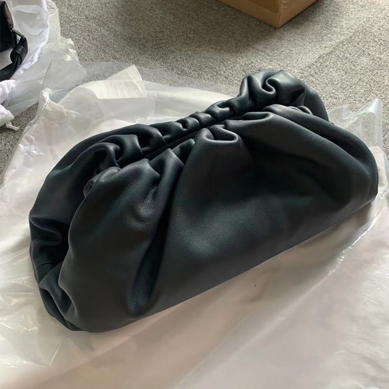 レザー クラッチバック 上品 ミドルサイズ ショルダーバック