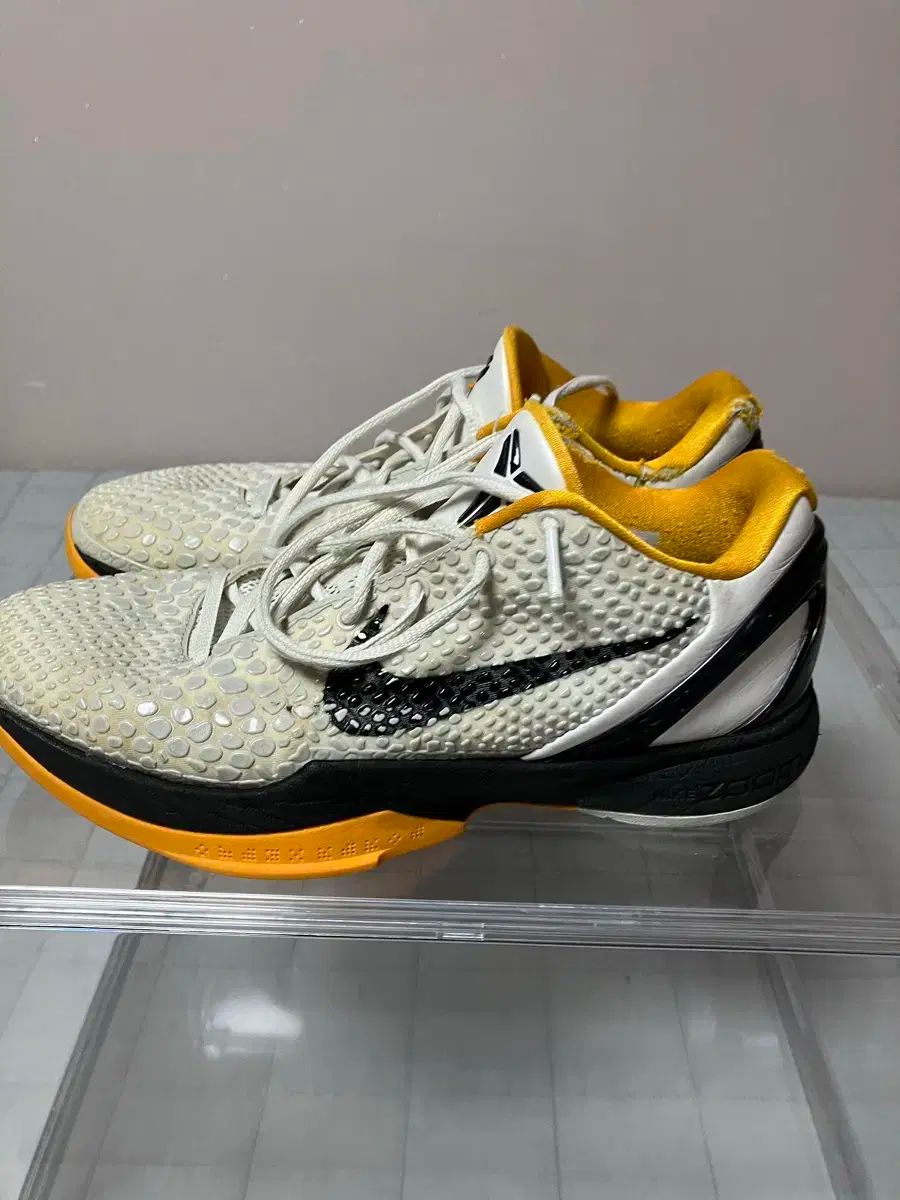 コービー・ブライアント バスケットシューズ 蛍光イエロー