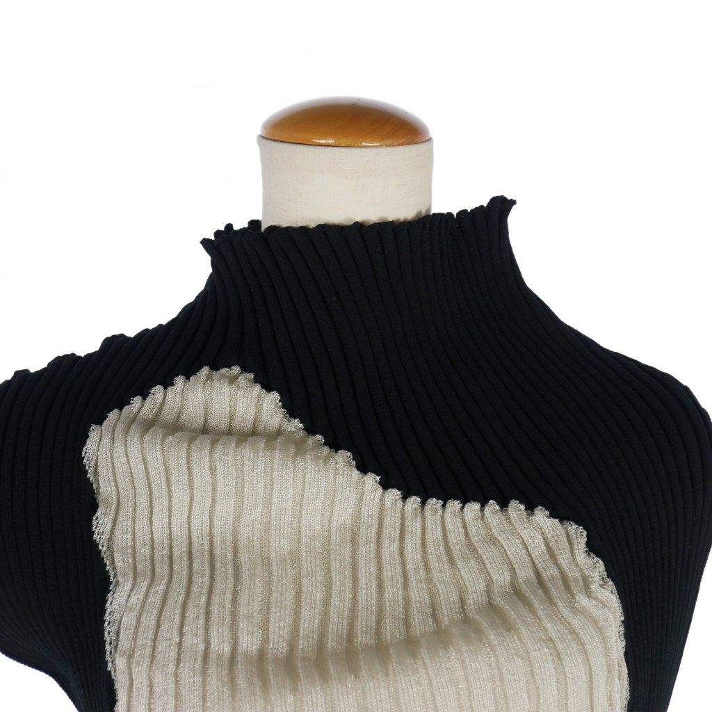 イッセイミヤケ ISSEY MIYAKE 23SS プリーツ ノースリーブ トップス