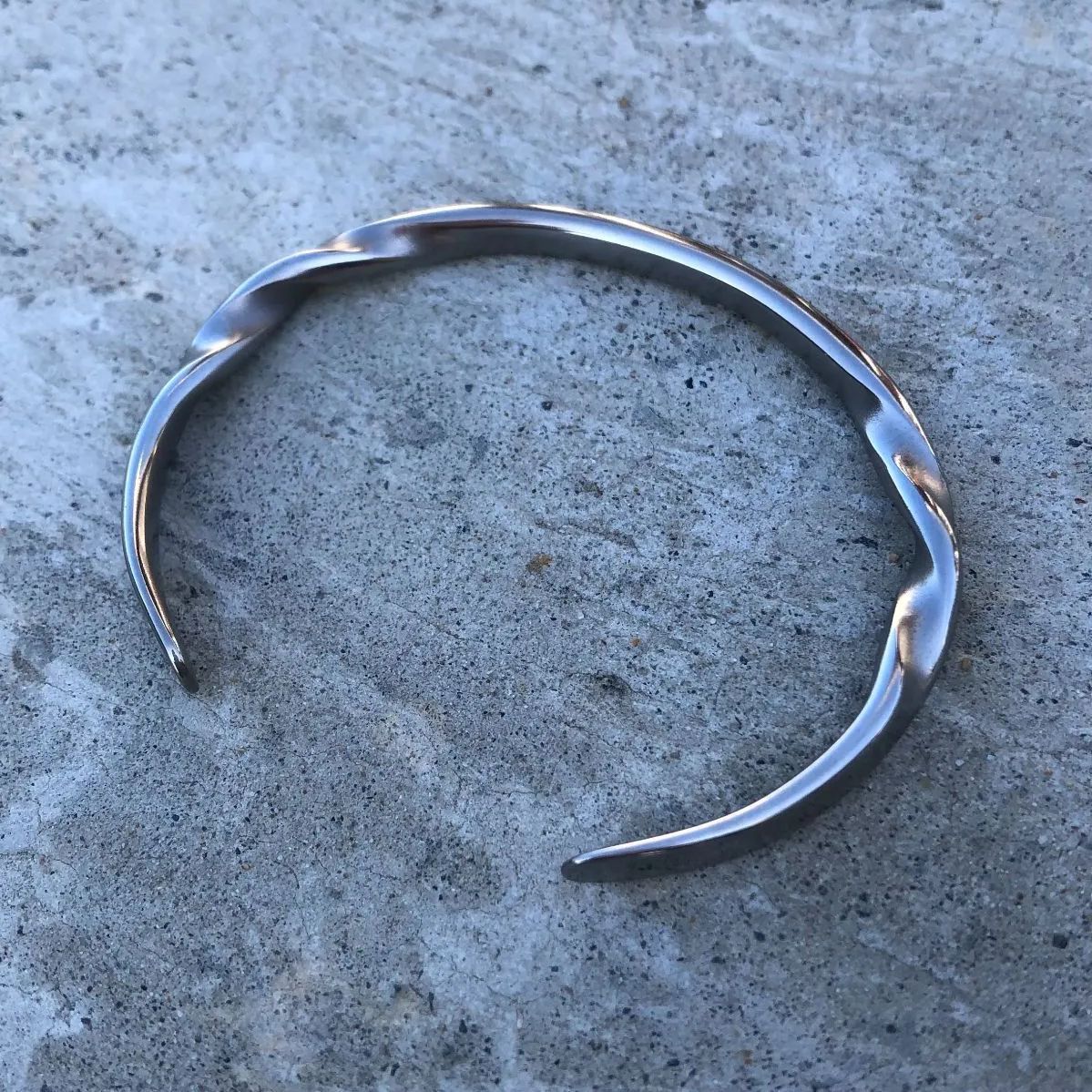 titanium bangle look back 純チタン製バングル ブレスレット - メルカリ