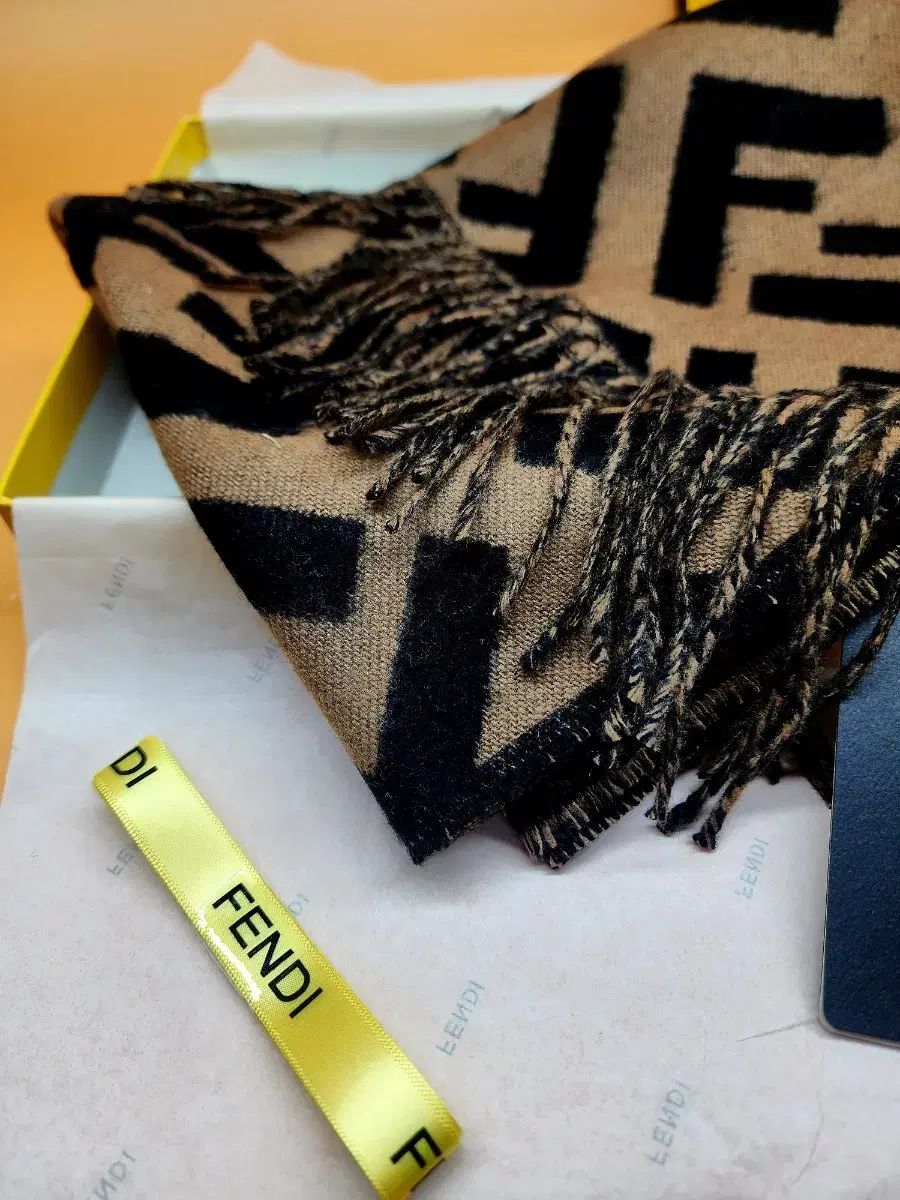 FENDI マフラー 黒 フリンジ付き メンズ レディース 男女共用 FENDI