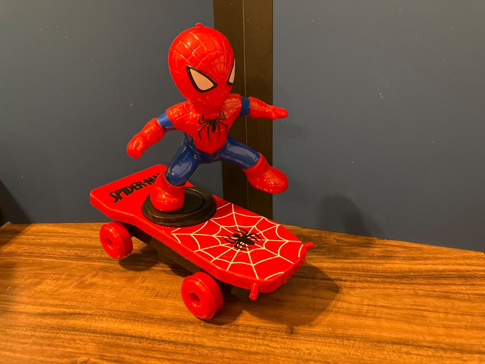 スパイダーマンフィギュア スタントスケートボード玩具 - メルカリ
