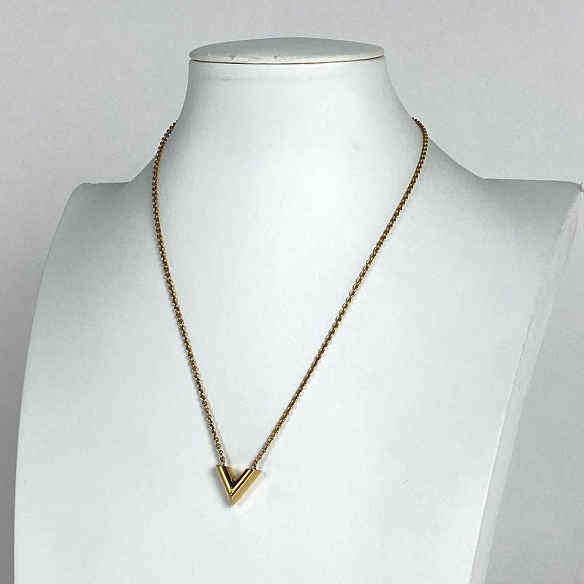 ルイ・ヴィトン Louis Vuitton エセンシャル V ネックレス ロゴ