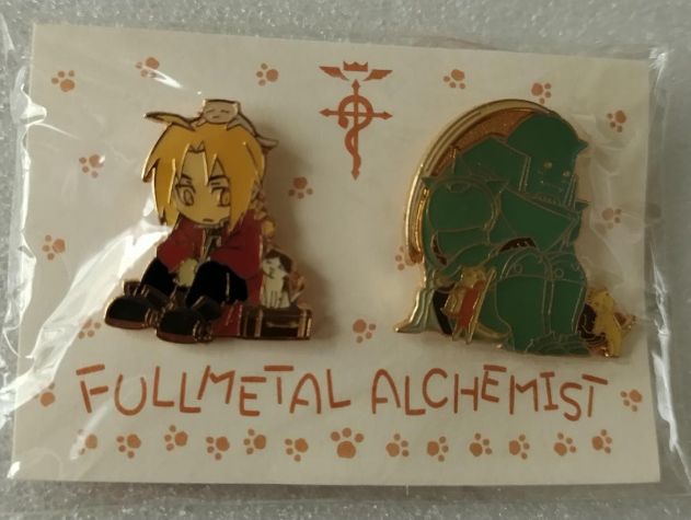 e#鋼の錬金術師#　エドワード　&　アルフォンス　お座り　ピンバッジ e#鋼の錬金術師# エドワード & アルフォンス お座り ピンバッジ - メルカリ