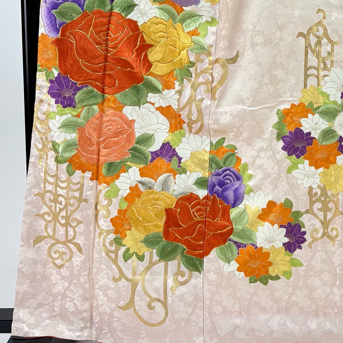 振袖 身丈163cm 裄丈64.5cm M 袷 薔薇 地紋 刺繍 金糸 ピンクベージュ