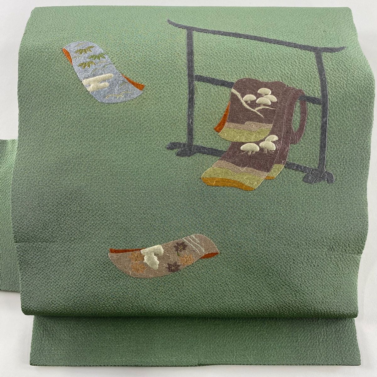 名古屋帯 秀品 誰が袖 衣桁 刺繍 縮緬 薄緑 正絹