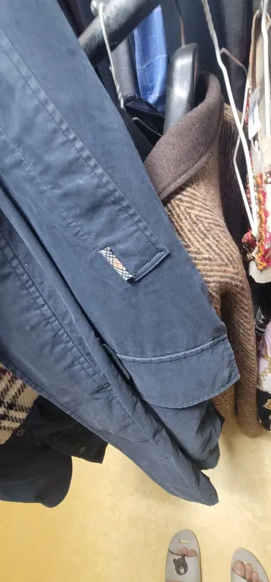 裏地はバーバリー特有のチェック パータンでデザ